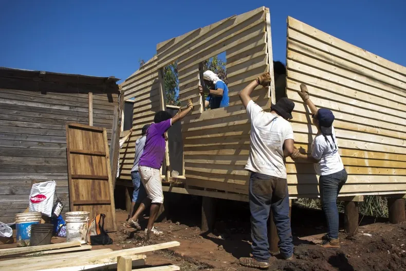 La ONG Techo construye casas en distintas partes del país.