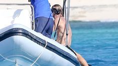 Brad Pitt lució sus tatuajes en una playa paradisíaca Brad Pitt lució sus tatuajes en una playa paradisíaca