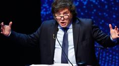 El candidato libertario Javier Milei fue cuestionado por los economistas.