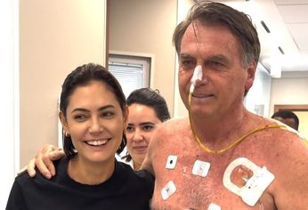 Jair Bolsonaro, de 71 años, junto a su mujer en el hospital DF Star de Brasilia.