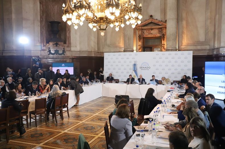 El Senado pasó a un cuarto intermedio por la Ley Bases y el paquete fiscal y se dilata la firma del dictamen.