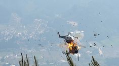 Impactante video: mueren dos pilotos en un choque de helicópteros que combatían incendios en Grecia