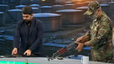 En el canal Ofogh de Irán, un militar enseñó al conductor Hossein Hosseini a armar y disparar un fusil AK-47. En el canal Ofogh de Irán, un militar enseñó al conductor Hossein Hosseini a armar y disparar un fusil AK-47.