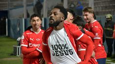 El colombiano Angulo festeja el gol de la victoria. El colombiano Angulo festeja el gol de la victoria.