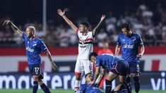 El defensor se desplomó a los 39 del segundo tiempo, en el 2-0 de San Pablo contra Nacional. El defensor se desplomó a los 39 del segundo tiempo, en el 2-0 de San Pablo contra Nacional.