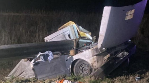 Así quedó el Fiat 147 tras el choque en la ruta 19 en Córdoba.