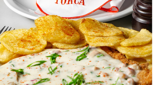 Con platos pensados para compartir, La Torca es el lugar ideal para disfrutar de una comida en grupo.