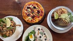 La propuesta se organiza en platos chicos, principales y postres, con una lógica precisa. La propuesta se organiza en platos chicos, principales y postres, con una lógica precisa.