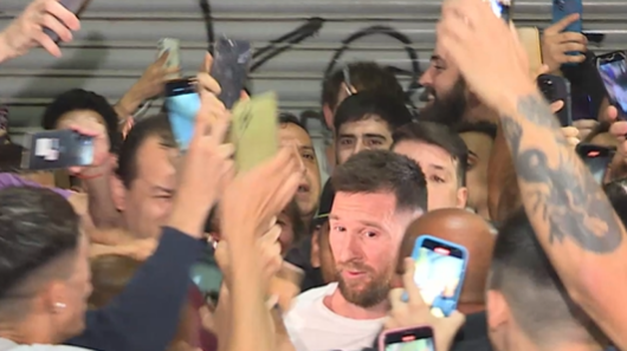 Furor por Lionel Messi: fue a cenar con su familia en Palermo y una multitud lo esperó a la salida