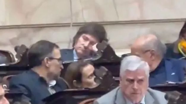 Milei se quedó dormido en pleno debate en Diputados por Ganancias.