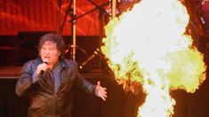 La portada de The Guardian: “Quemando la casa: Milei se hace pasar por estrella de rock mientras la economía argentina se desploma”. La portada de The Guardian: “Quemando la casa: Milei se hace pasar por estrella de rock mientras la economía argentina se desploma”.