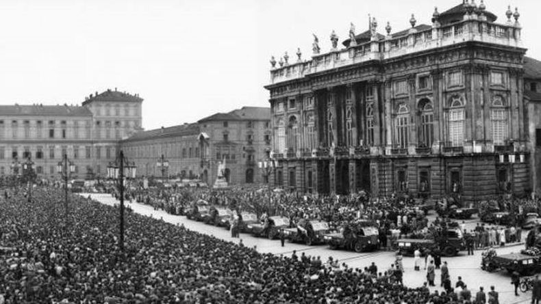 El velatorio de los 18 futbolistas muertos del Torino tras la tragedia de Superga, en la catedral del Turin, en 1949.