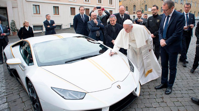 El Papa Francisco firma el Lamborghini Huracan que luego sería subastado por casi 1 millón de dólares.