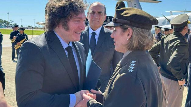 Javier Milei junto a Laura Richardson en Aeroparque,