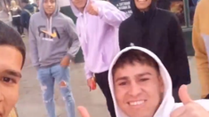 Unos jóvenes encontraron el celular que perdió y se lo devolvieron con un video viral. Unos jóvenes encontraron el celular que perdió y se lo devolvieron con un video viral.