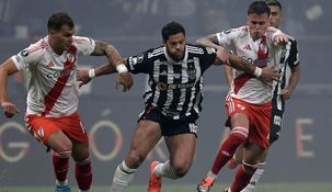 Hulk, una de las figuras junto a Deyverson, pelea el balón. Hulk, una de las figuras junto a Deyverson, pelea el balón.