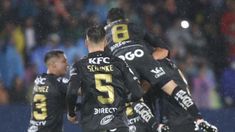 Todos corren a abrazar a Carabajal. Todos corren a abrazar a Carabajal.