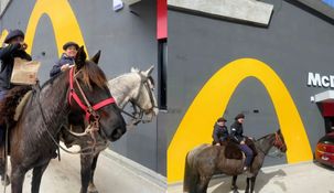 Vecinos a caballo en el local de Mc Donalds en Junín.