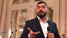 Álvarez Agis afirmó que la deuda en pesos no representa ningún problema. Álvarez Agis afirmó que la deuda en pesos no representa ningún problema.