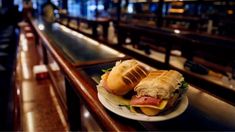 Ya sea para el desayuno o el almuerzo, este lugar ofrece una amplia y variada selección. Ya sea para el desayuno o el almuerzo, este lugar ofrece una amplia y variada selección.