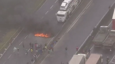 Manifestantes bolsonaristas bloquean el ingreso al aeropuerto de San Pablo. Manifestantes bolsonaristas bloquean el ingreso al aeropuerto de San Pablo.