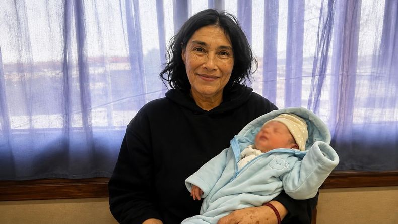 David, recién nacido, junto a su madre. 