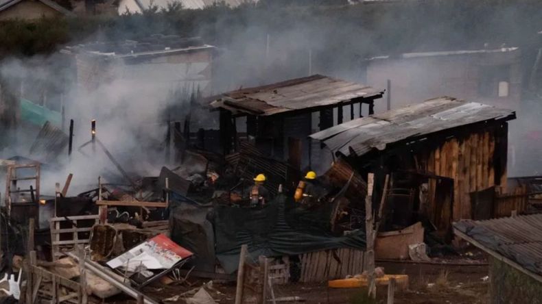 Fatal incendio en Bariloche: murió una joven con discapacidad y tres familias perdieron todo.