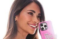 Antonela Rocuzzo estrenó su colección de carcasas para celulares. Antonela Rocuzzo estrenó su colección de carcasas para celulares.