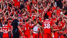 Los jugadores y los hinchas festejaron en Anfield. Los jugadores y los hinchas festejaron en Anfield.