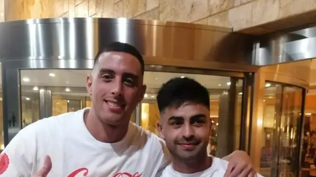 Ramiro Funes Mori y el Pity Martínez recibieron la visita de los hinchas de River en Marbella.