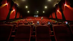 La visita al cine en un lujo para muchas familias. La visita al cine en un lujo para muchas familias.