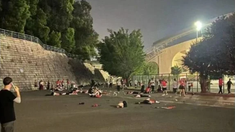 Decenas de heridos fueron trasladados a varios hospitales de la zona para recibir tratamiento médico. Decenas de heridos fueron trasladados a varios hospitales de la zona para recibir tratamiento médico.