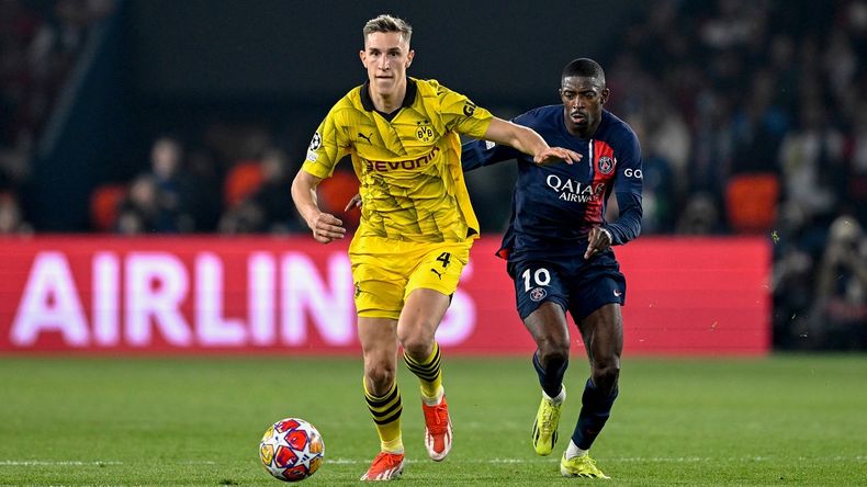 Nico Schlotterbeck se lleva la pelota ante Dembelé.