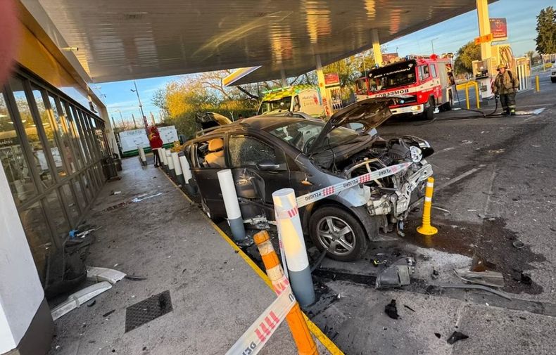La víctima fatal salió eyectada del auto tras el choque.