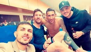 La foto se volvió viral por los stickers que tenía Messi en la funda de su celular. La foto se volvió viral por los stickers que tenía Messi en la funda de su celular.