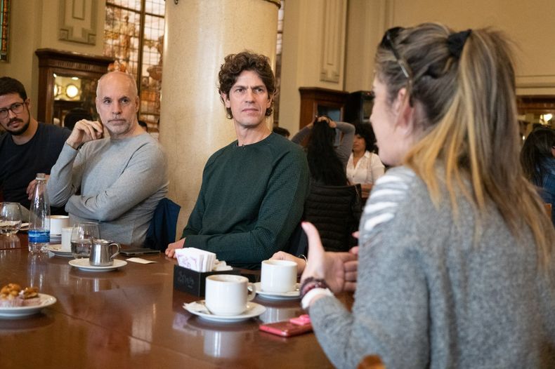 Horacio Rodríguez Larreta y Martín Lousteau mantuvieron un encuentro con vecinos de Almagro.