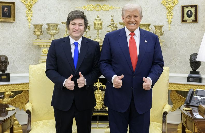 Javier Milei junto a Donald Trump en la Casa Blanca.