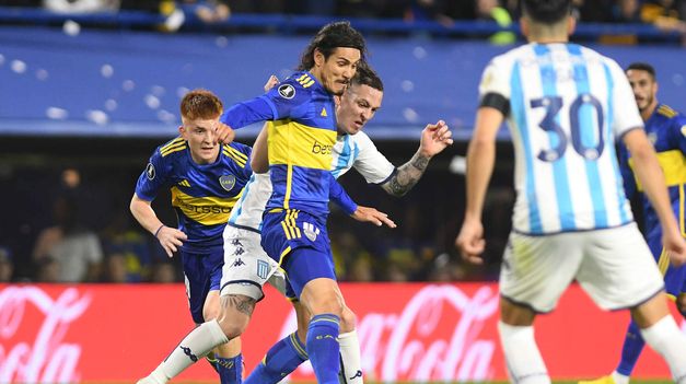 Cavani intenta llevarse la pelota.