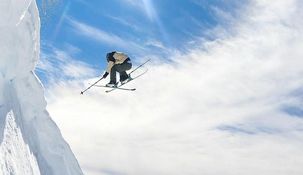 Cristóbal Colombo, esquiador extremo, vuela desde una ladera. Su especialidad.