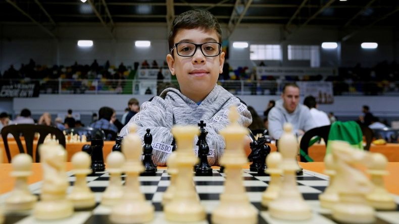 El niño comenzó a jugar al ajedrez en plena pandemia.