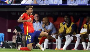 Yamal festeja su gol ante la mirada del banco francés.