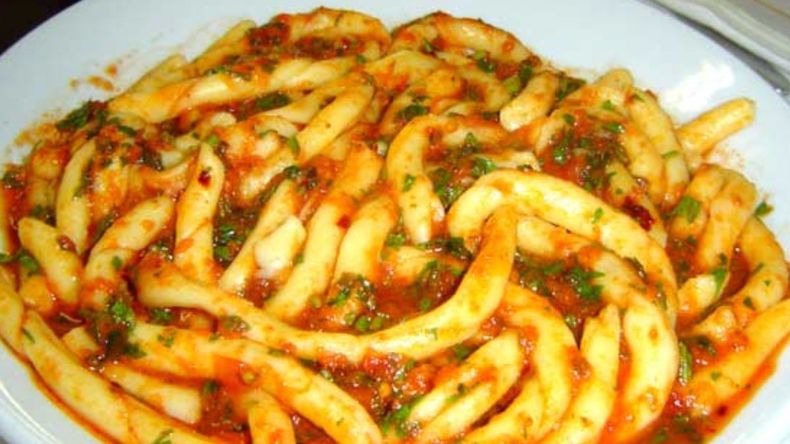 Un buen plato de pastas en un bodegón típico de CABA