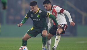 Fontana aguanta la pelota ante Enzo Pérez.