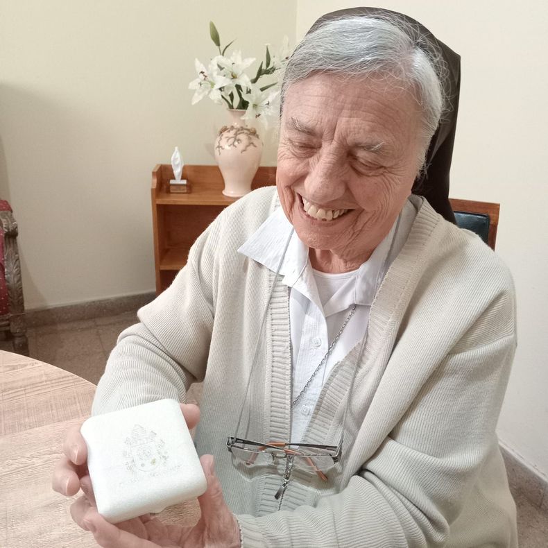 La hermana Pelloni mostr&oacute; el rosario que le envi&oacute; el Papa.