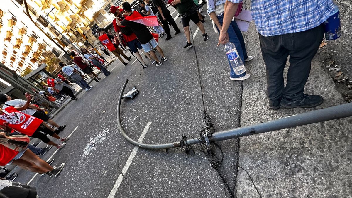 Grave incidente en Mar del Plata: un poste cayó en plena marcha e hirió a dos personas
