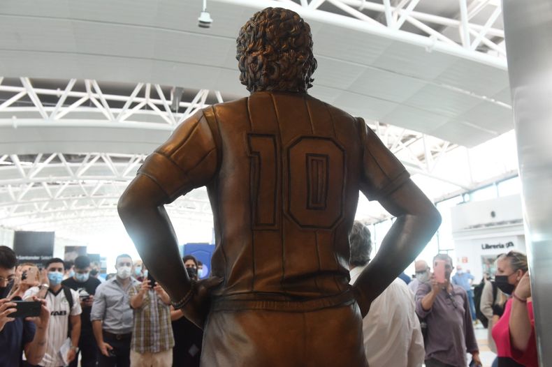 Inauguraron en Ezeiza una estatua en honor a Maradona
