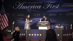 El momento en el que le piden a Milei que se retire del escenario.