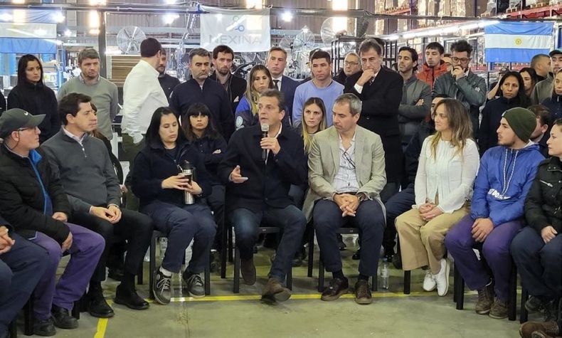 Massa visitó este viernes a los trabajadores de la empresa Nexina SA en Benavídez. &nbsp;