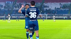 Maxi Salas y Zuculini festejan el tercer gol de Racing. Maxi Salas y Zuculini festejan el tercer gol de Racing.