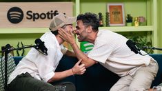 Andrés Rovetto y Fer Soto, una pareja “al servicio de la alegría”. Andrés Rovetto y Fer Soto, una pareja “al servicio de la alegría”.